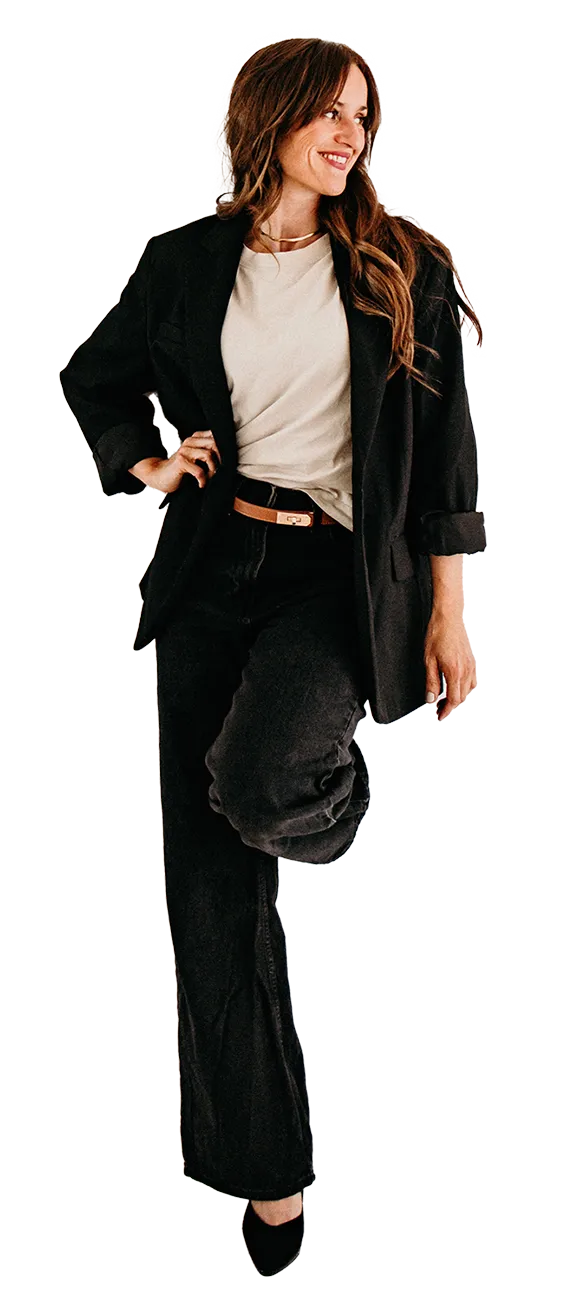 Nina Grimm, lächelnd im schwarzen Blazer
